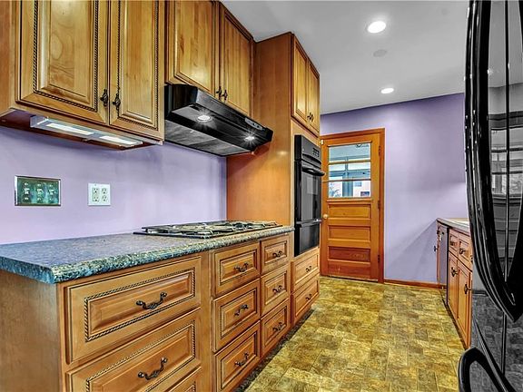 3rd image of 342 Main St E