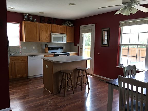 Kitchen with tile Backsplash