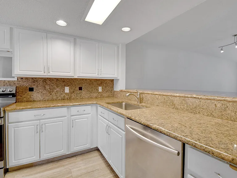 324 Village Dr #B — Photo 7