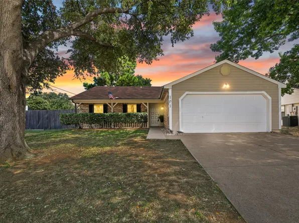 101 Clove Ln, Euless, TX 76039