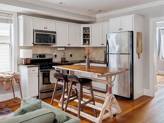 4th image of 394 E 8th St #3