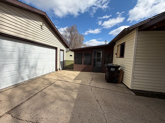 4th image of 726 E Division St