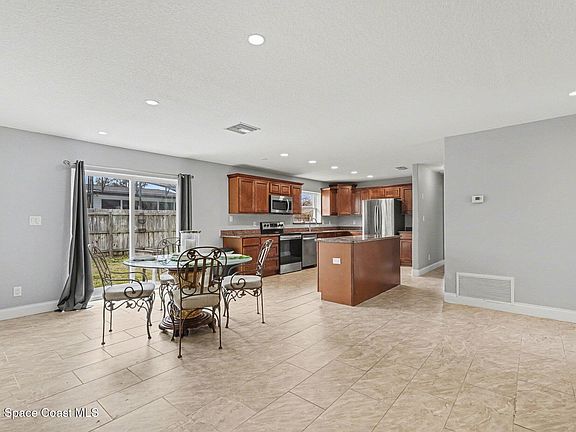 4th image of 455 Riverside Ave