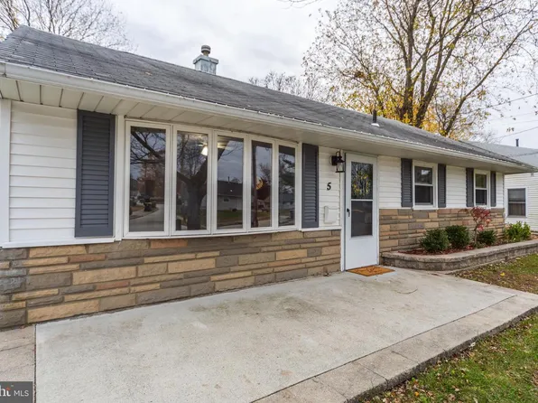 5 S Walnut Cir, West Berlin, NJ 08091
