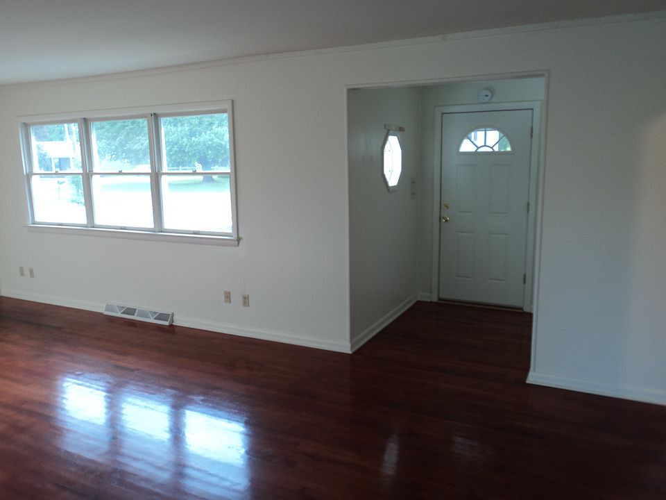 2nd image of 1603 Seward Rd