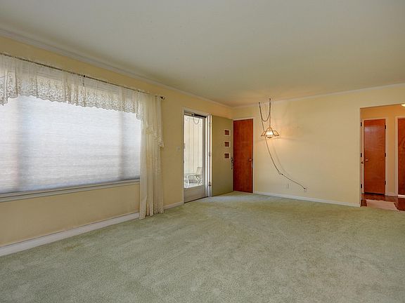 3rd image of 275 Lesleh Ave