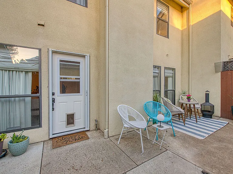 921 E Foxhill Dr — Photo 30