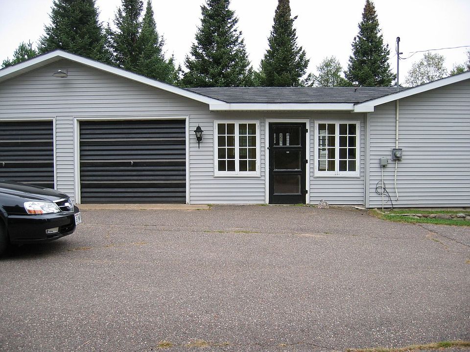 Breeze Way, Garage