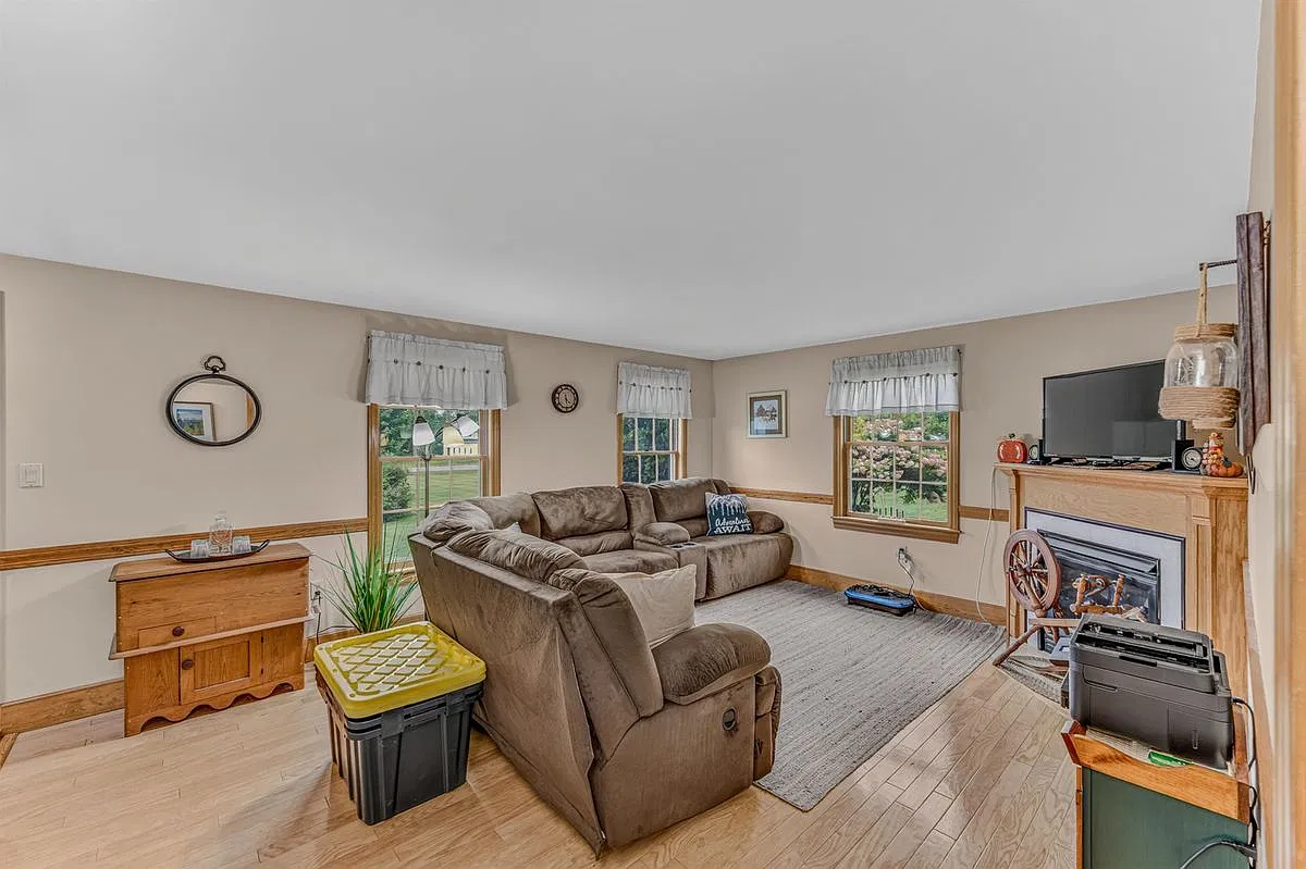 3 bed, 4.0 bath, 3902 sqft, $3,500 — Photo 3