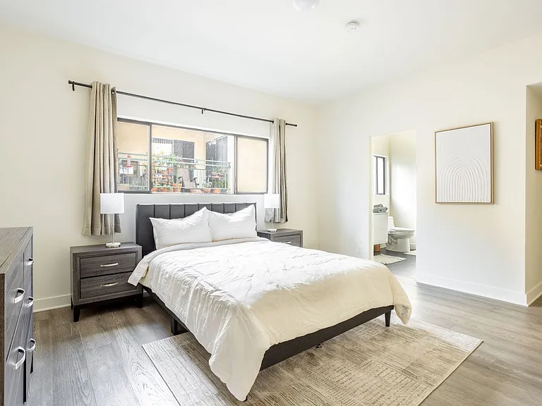 1823 N Fuller Ave — Photo 11