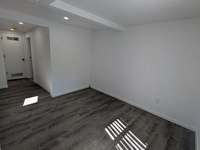 1420 Summers Ln — Photo 10