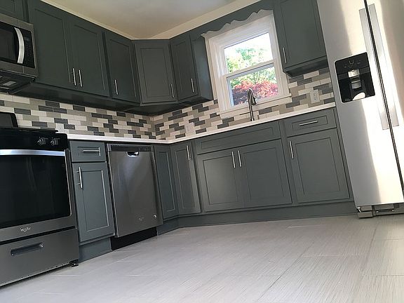 Kitchen w/ slow close drawer