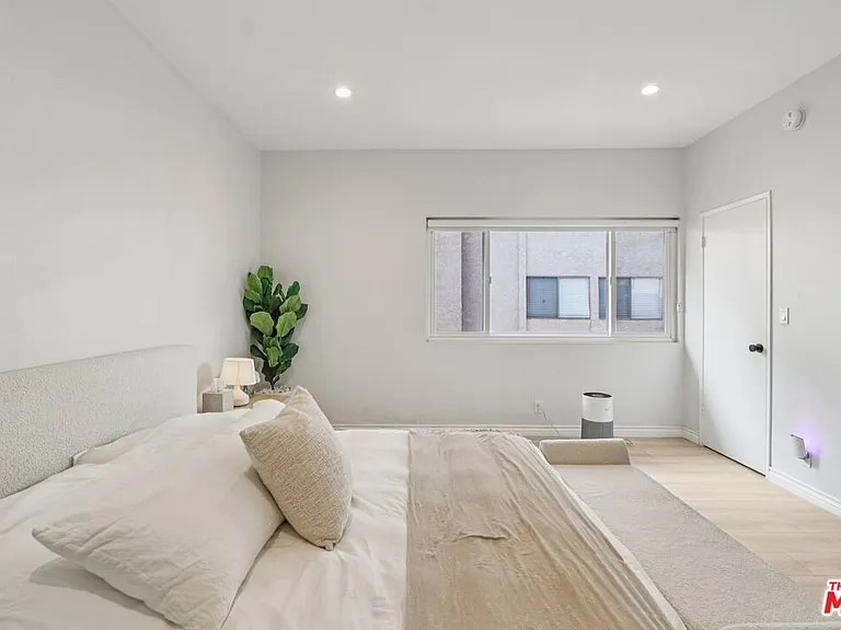 5139 Balboa Blvd #2 — Photo 16