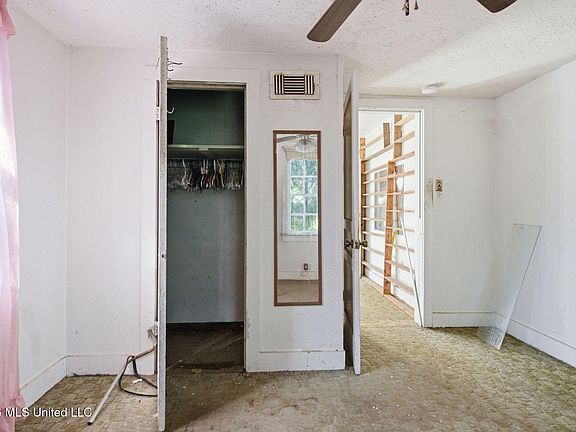 5th image of 2712 Pine Ave
