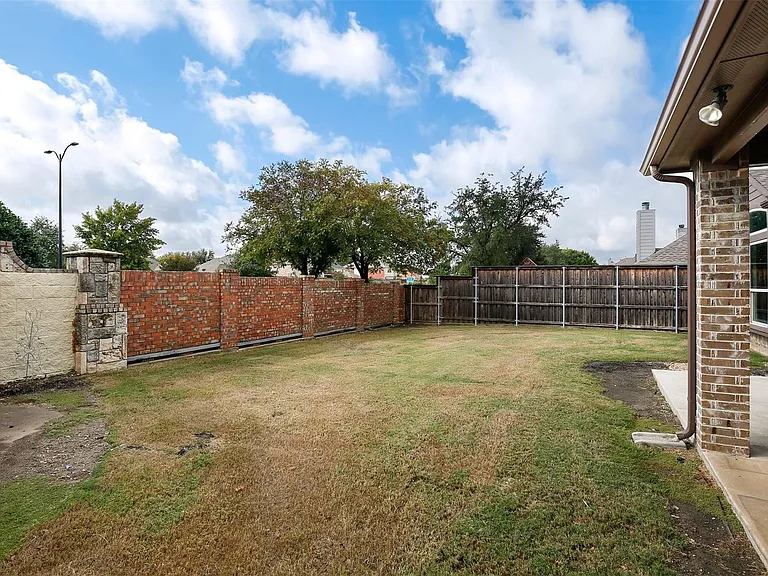 1087 Sahallee Dr — Photo 32