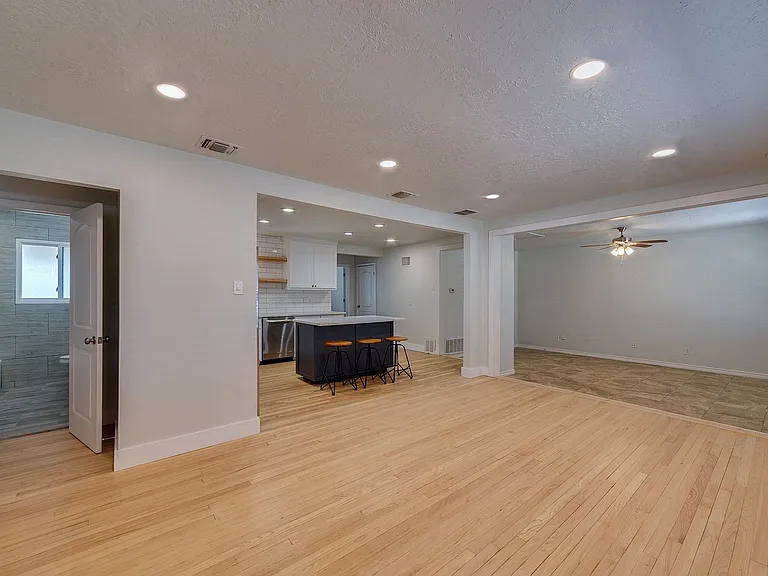470 Dresden Dr — Photo 2