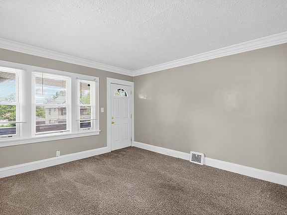 4th image of 3023 E 126th St #Up