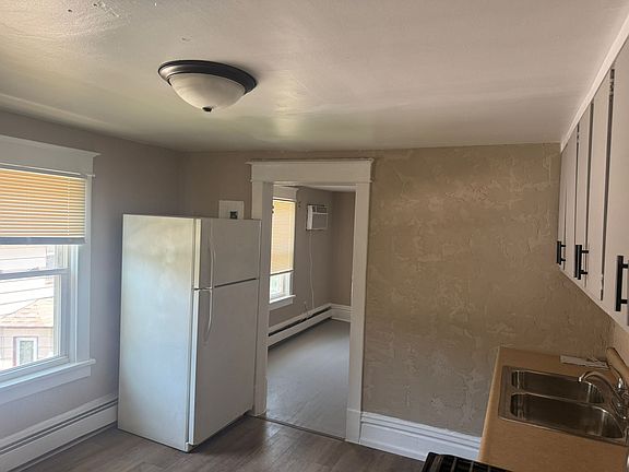 4th image of 358 1st Ave S APT 3