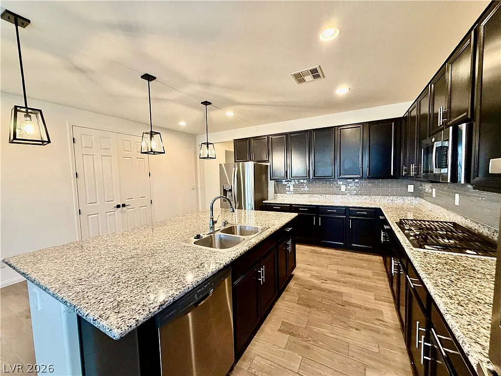 3 bed, 2.0 bath, 2081 sqft, $2,350 — Photo 3