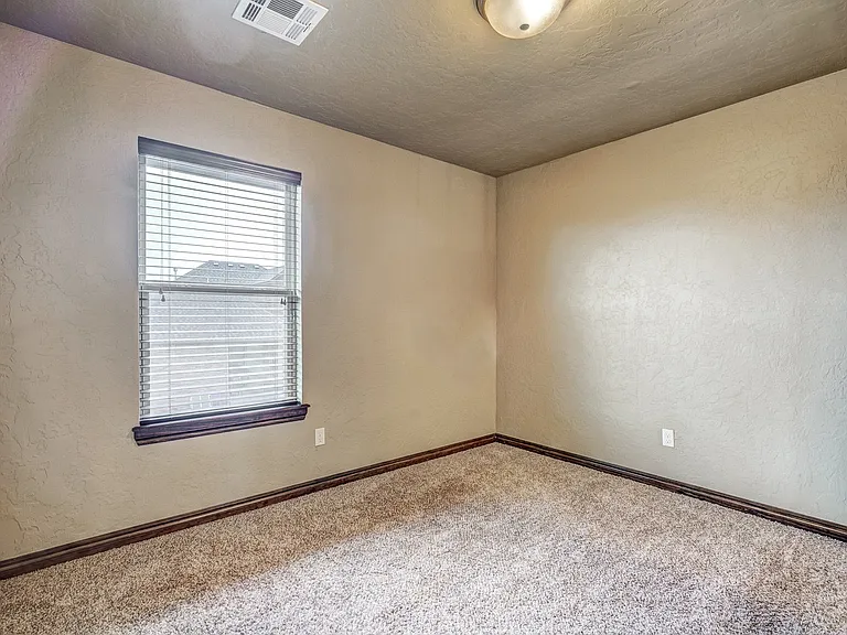 905 Samantha Ln — Photo 40