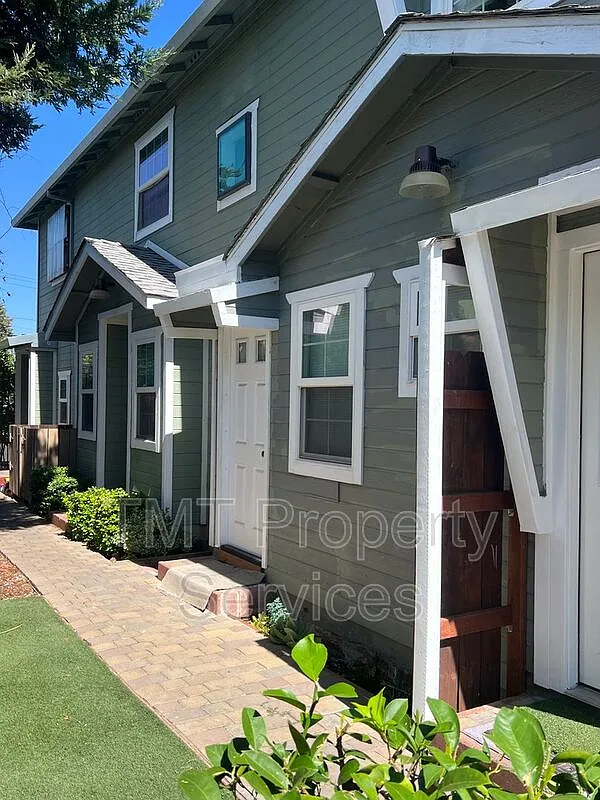 2 bed, 1.5 bath, 900 sqft, $2,000 — Photo 2