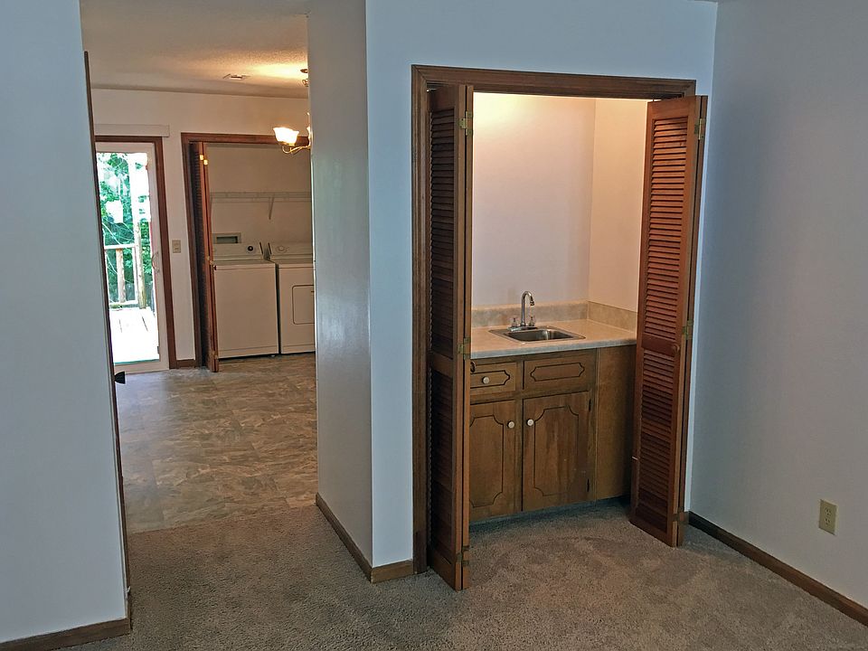 Living Room/wet bar