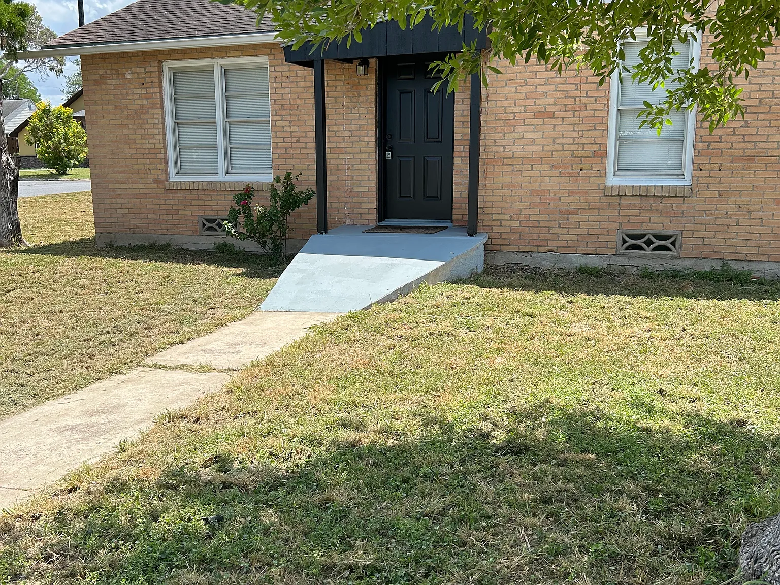 3 bed, 1016 sqft, $1,200 — Photo 2