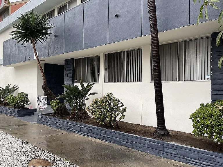 2311 S Bentley Ave — Photo 3
