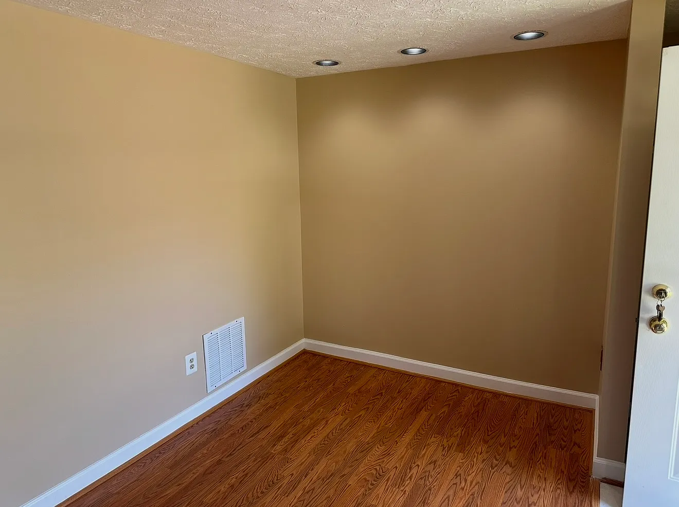 3 bed, 1.5 bath, $2,400 — Photo 3
