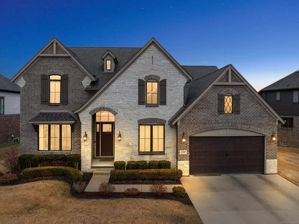 21907 Chaucer Ct, Macomb, MI 48044