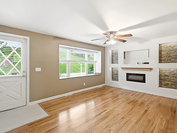 3rd image of 821 Greenmound Rd
