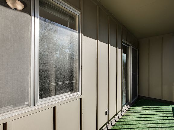 3rd image of 920 Summit Ave #2B-1Ba-875Sqft