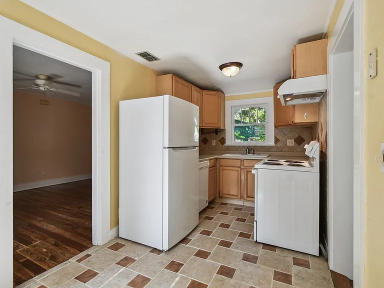 618 Louden Ave — Photo 4
