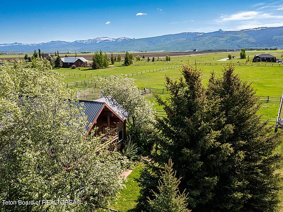 3rd image of 2093 Mountain Meadow Dr