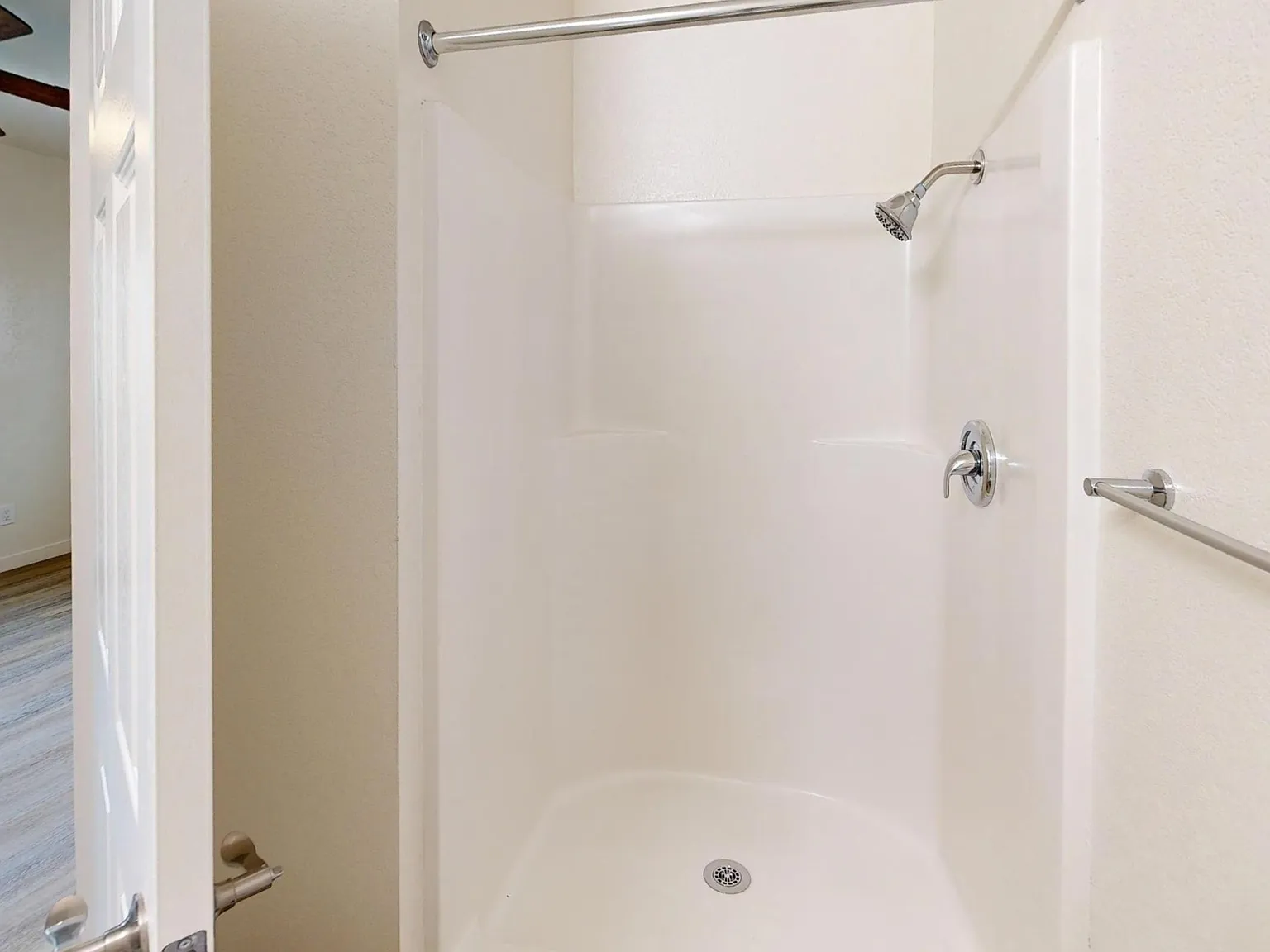 2 bed, 850 sqft, $1,595 — Photo 2