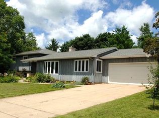 1404 E Garfield St, Mount Horeb, WI 53572