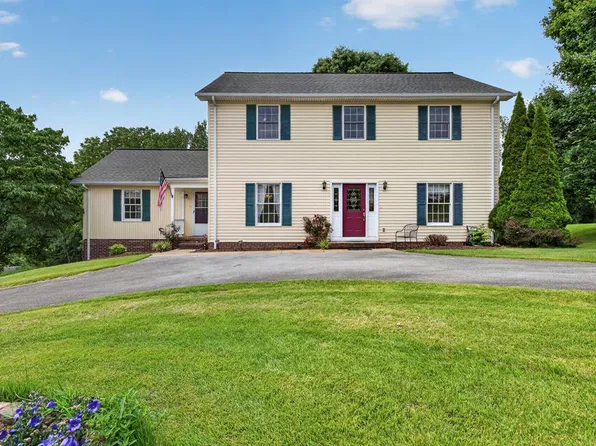 19368 Triple Crown Dr, Abingdon, VA 24211