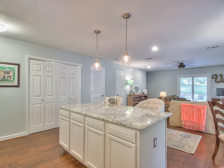 3321 Lealand Ln — Photo 5