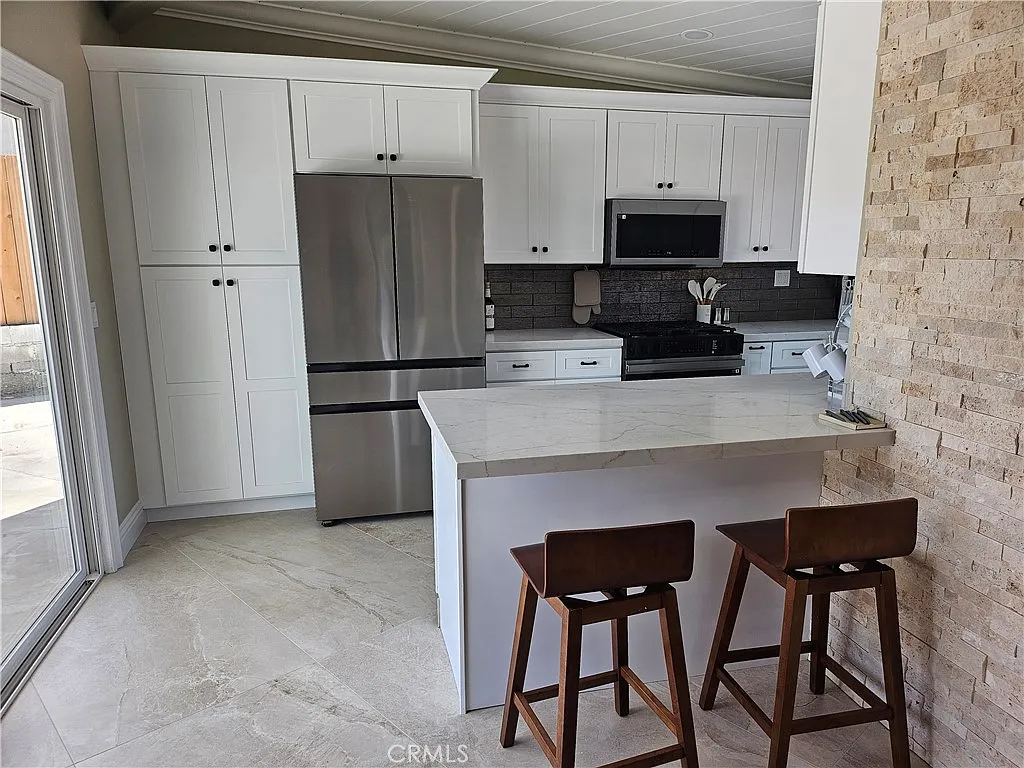 4 bed, 2200 sqft, $5,500 — Photo 2