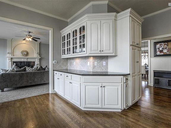 Ideal serving area when entertaining!