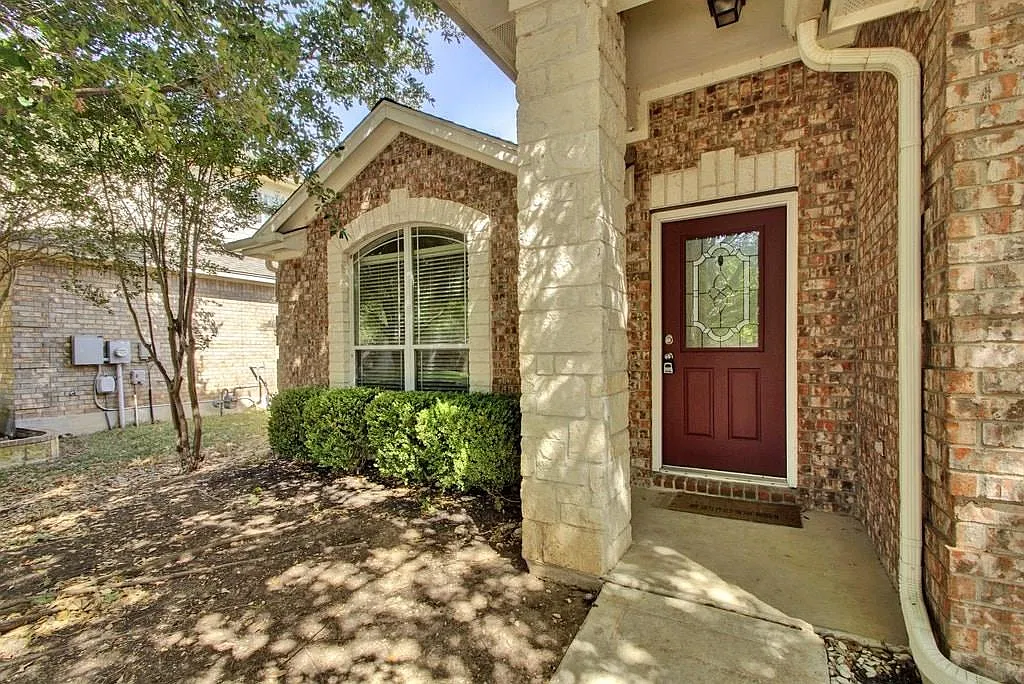 3 bed, 2.0 bath, 1876 sqft, $2,080 — Photo 3
