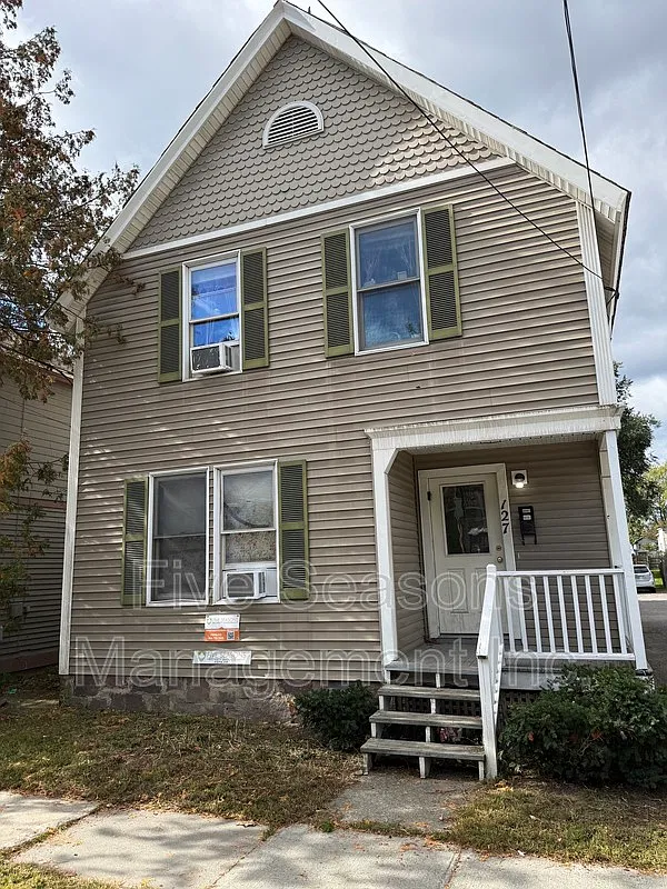 6 bed, 2.0 bath, 2200 sqft, $5,550 — Photo 1