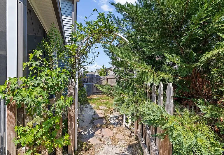 404 Avery Glenn Way — Photo 41