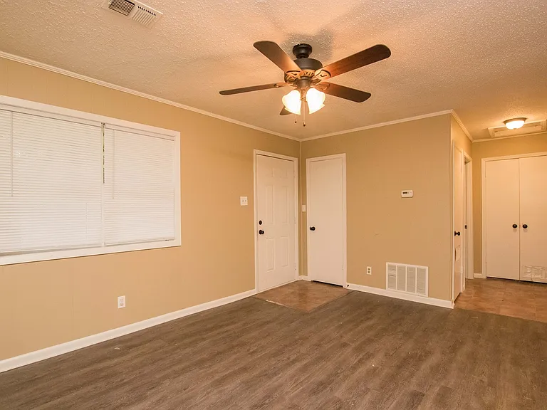 4620 Prospect Rd — Photo 3