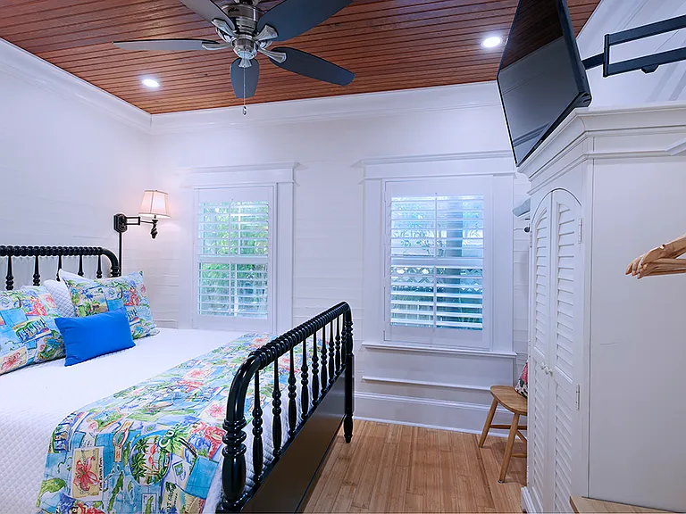 1118 Varela St — Photo 14