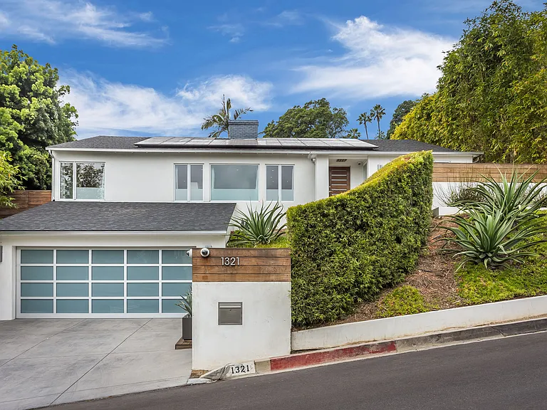 1321 Londonderry Pl — Photo 3