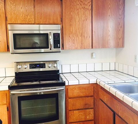 Kitchen, Self Cleaning stove and Microwave