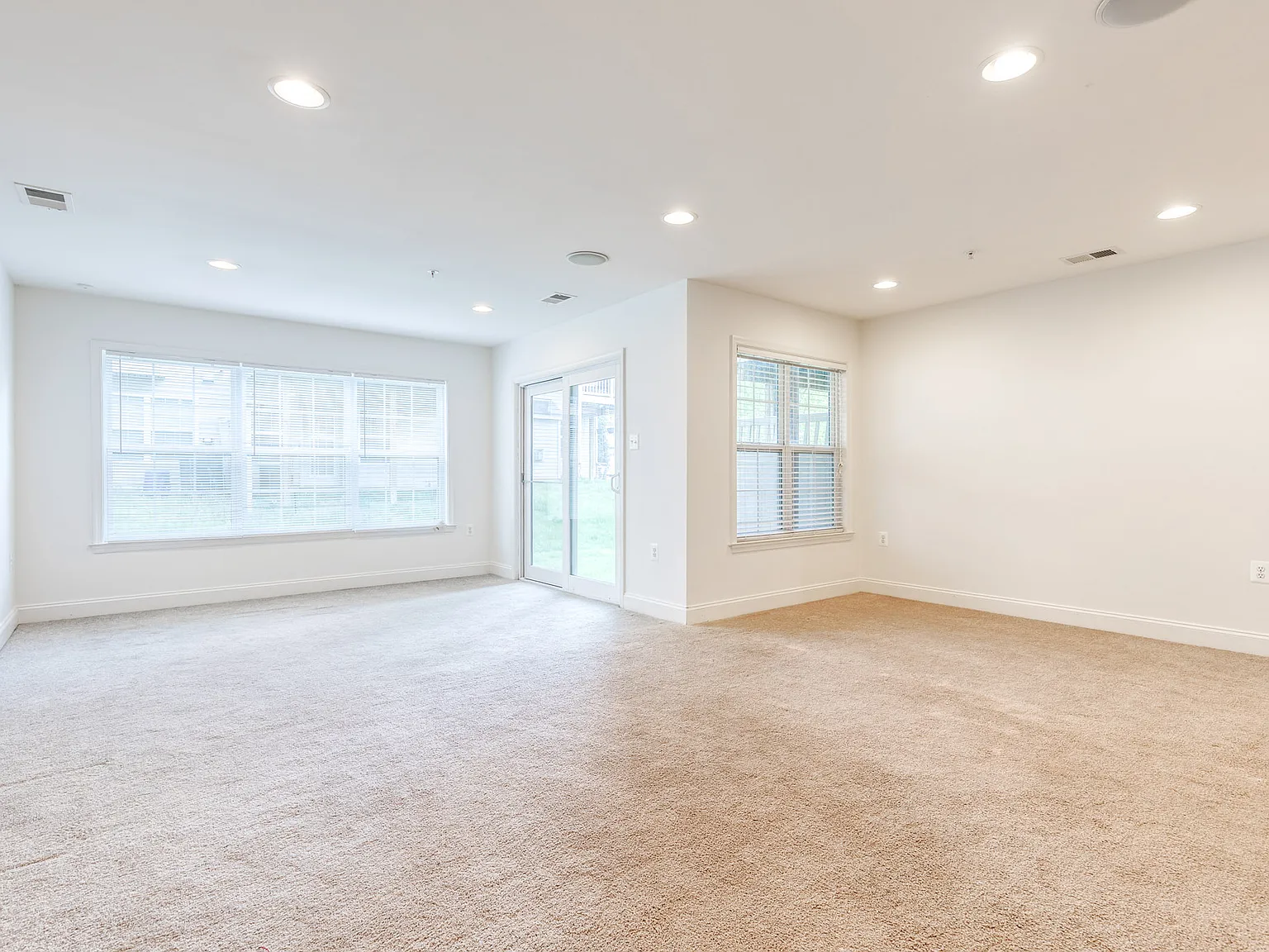 3 bed, 2.5 bath, 2430 sqft, $2,600 — Photo 4