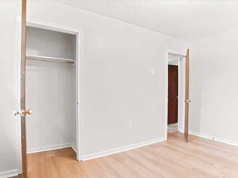 102 Linwood Ct — Photo 57