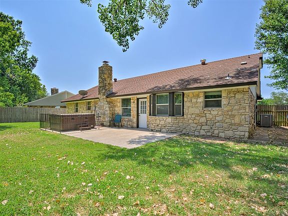 4th image of 2325 Louise Ln